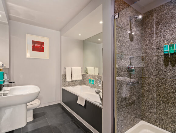Junior Suite 601 Bathroom